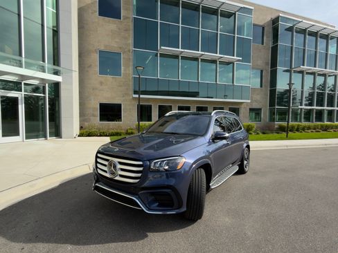 Used 2024 Mercedes-Benz GLS 450 4MATIC image 2