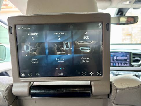 Used 2018 Chrysler Pacifica Touring-L Plus image 13