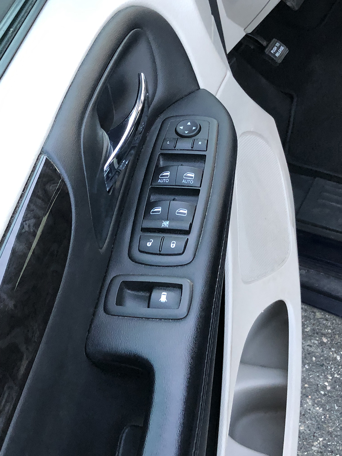 Used 2014 Dodge Grand Caravan SXT w/ Rear Park Assist Package FWD image 10