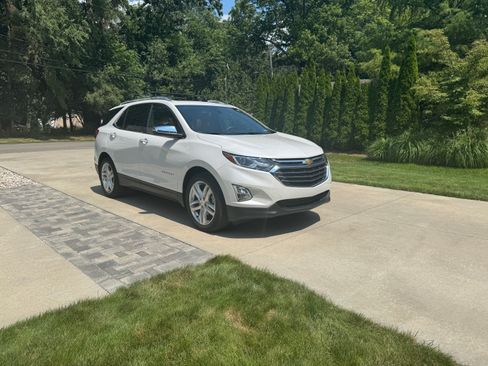Used 2018 Chevrolet Equinox Premier AWD/4WD image 2
