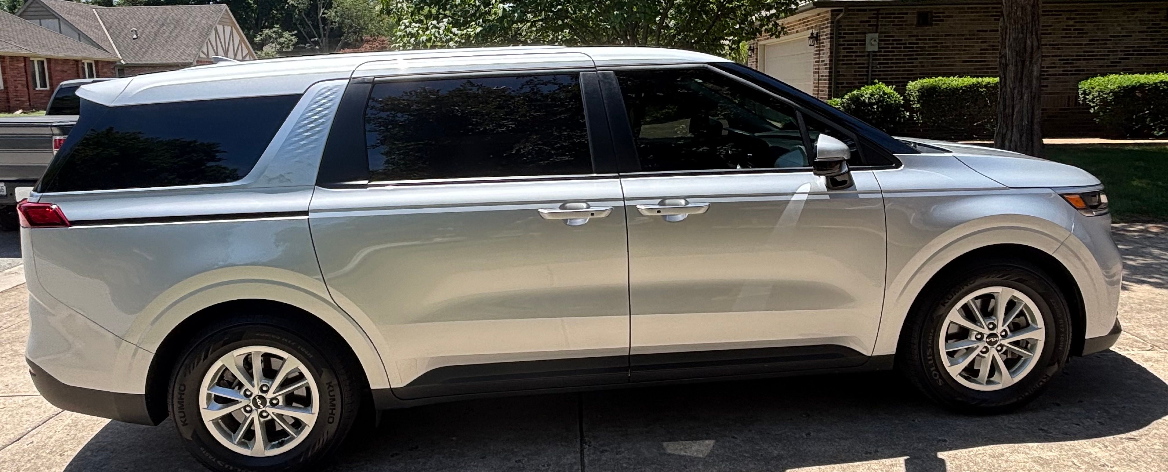 Used 2023 Kia Carnival LX FWD image 6