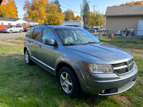 Used 2010 Dodge Journey SXT w/ Flexible Seating Group image 2