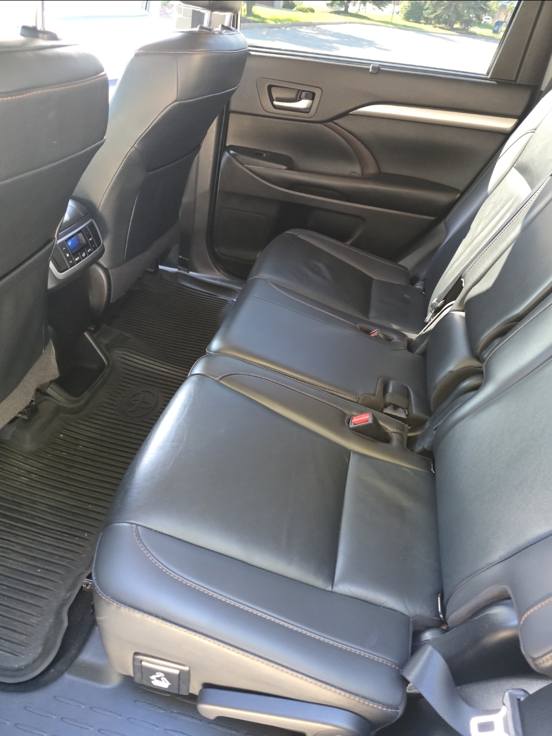 Used 2019 Toyota Highlander XLE AWD/4WD image 5