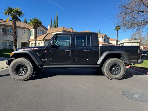 Used 2024 Jeep Gladiator Rubicon w/ Technology Group image 2