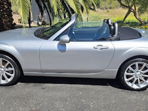 Used 2006 MAZDA MX-5 Miata Grand Touring w/ Premium Pkg RWD image 1