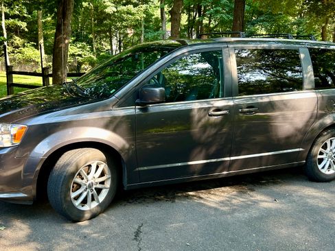 Used 2018 Dodge Grand Caravan SXT FWD image 1