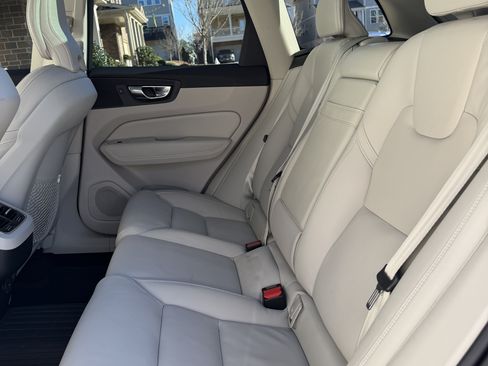 Used 2021 Volvo XC60 T5 Inscription w/ Advanced Package image 11