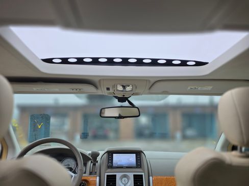 Used 2009 Chrysler Town & Country Limited image 13