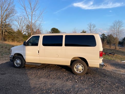 Used 2014 Ford E-350 and Econoline 350 XLT image 5