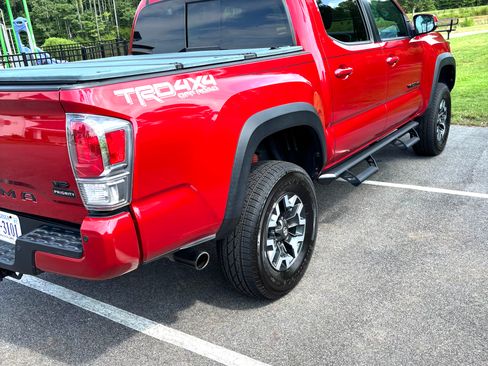 Used 2022 Toyota Tacoma TRD Off-Road w/ Technology Package AWD/4WD image 14