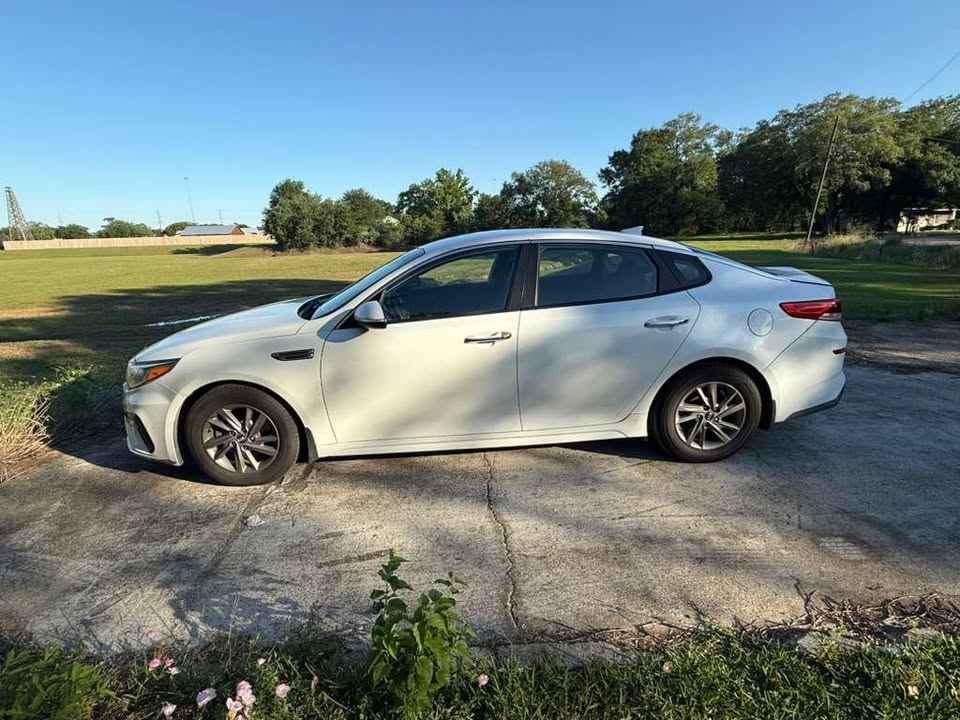 Used 2020 Kia Optima LX FWD image 2