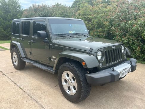 Used 2015 Jeep Wrangler Unlimited Sahara w/ Dual Top Group AWD/4WD image 5