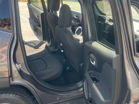 Used 2019 Jeep Renegade Latitude FWD image 10