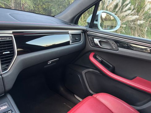 Used 2017 Porsche Macan S image 14