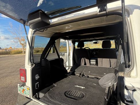 Used 2015 Jeep Wrangler Unlimited Sahara image 6