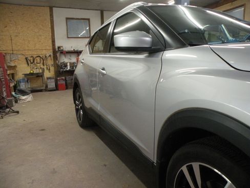 Used 2018 Nissan Kicks SV FWD image 4