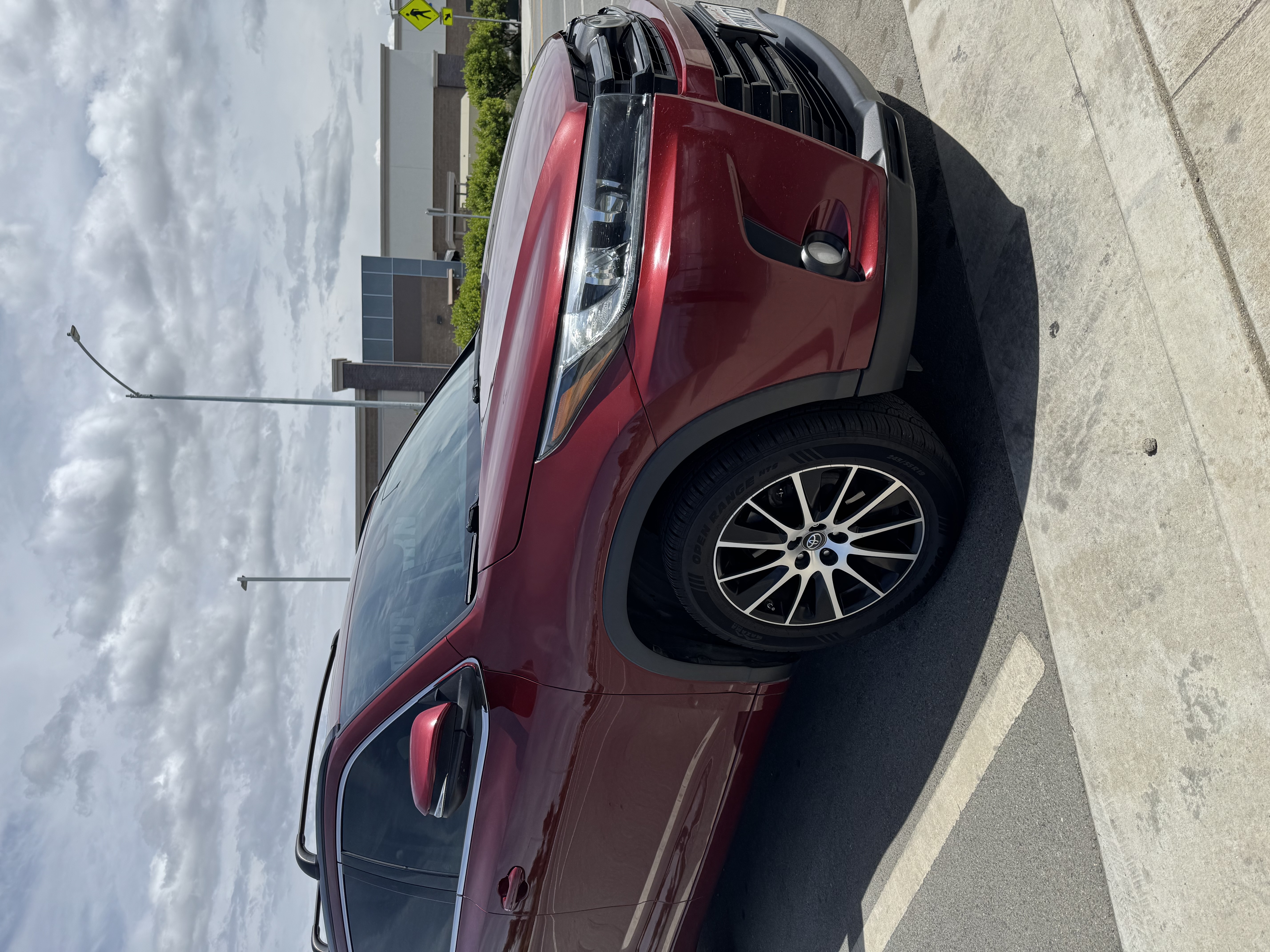 Used 2017 Toyota Highlander SE FWD image 1