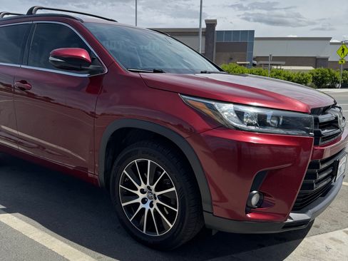 Used 2017 Toyota Highlander SE FWD image 1