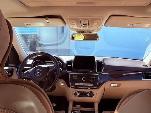 Used 2019 Mercedes-Benz GLE 400 400 4MATIC Sport Utility 4D image 5