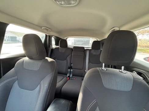 Used 2017 Jeep Cherokee Latitude w/ Comfort & Sound Group image 12