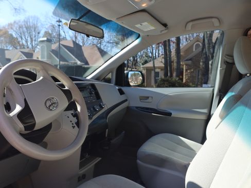 Used 2011 Toyota Sienna CE image 8