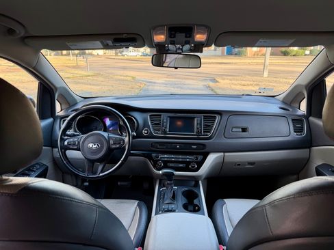 Used 2017 Kia Sedona LX w/ LX Essentials Premium Package image 8