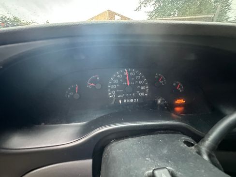 Used 2000 Ford E-150 and Econoline 150 RWD image 16