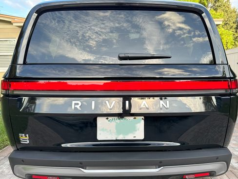 Used 2023 Rivian R1S Adventure image 4