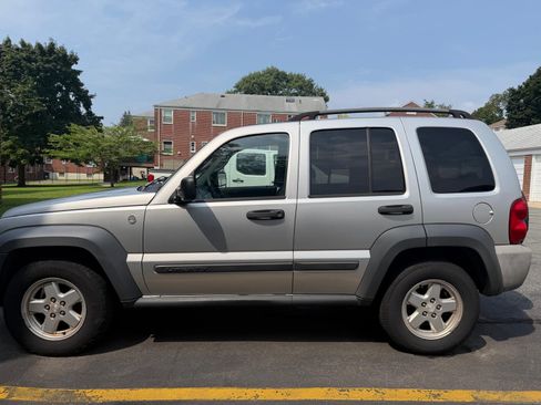 Used 2006 Jeep Liberty Sport AWD/4WD image 2