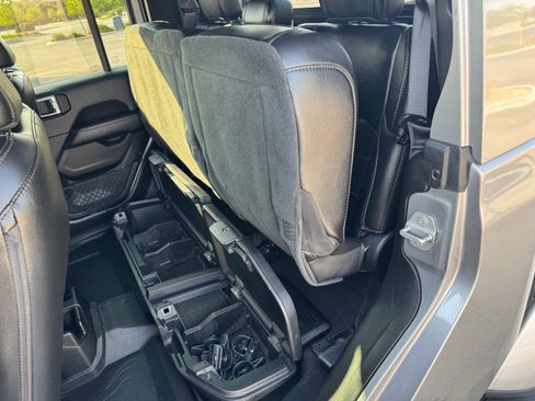 Used 2020 Jeep Gladiator Overland image 15