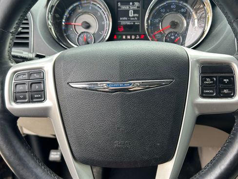 Used 2016 Chrysler Town & Country Touring-L image 25