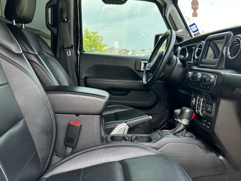 Used 2018 Jeep Wrangler Unlimited Sahara AWD/4WD image 27