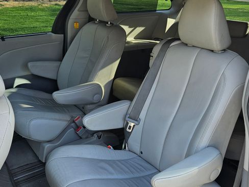 Used 2012 Toyota Sienna XLE image 15