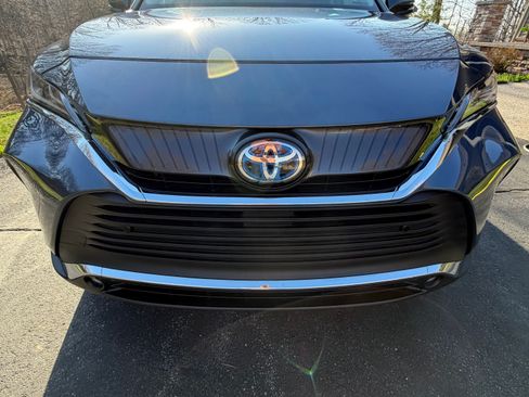 Used 2023 Toyota Venza XLE image 13