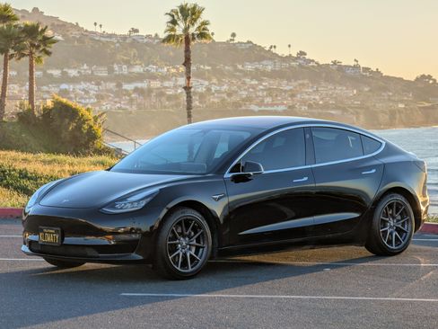 Used 2018 Tesla Model 3 Long Range image 1