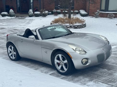 Used 2007 Pontiac Solstice Convertible w/ Premium Package image 1