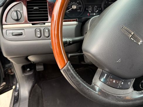 Used 2011 Lincoln Town Car Signature Limited image 10