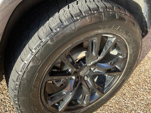 Used 2017 Jeep Grand Cherokee Overland w/ Jeep Active Safety Group image 20