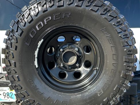Used 2005 HUMMER H2 w/ Preferred Equipment Group AWD/4WD image 9
