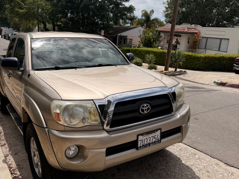 Used 2005 Toyota Tacoma PreRunner RWD image 2