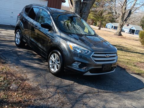 Used 2018 Ford Escape SE w/ Ford Safe & Smart Package image 2