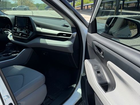 Used 2022 Toyota Highlander LE image 18