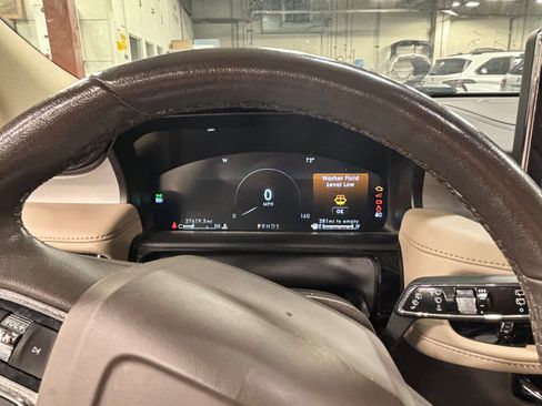 Used 2022 Lincoln Nautilus FWD image 2