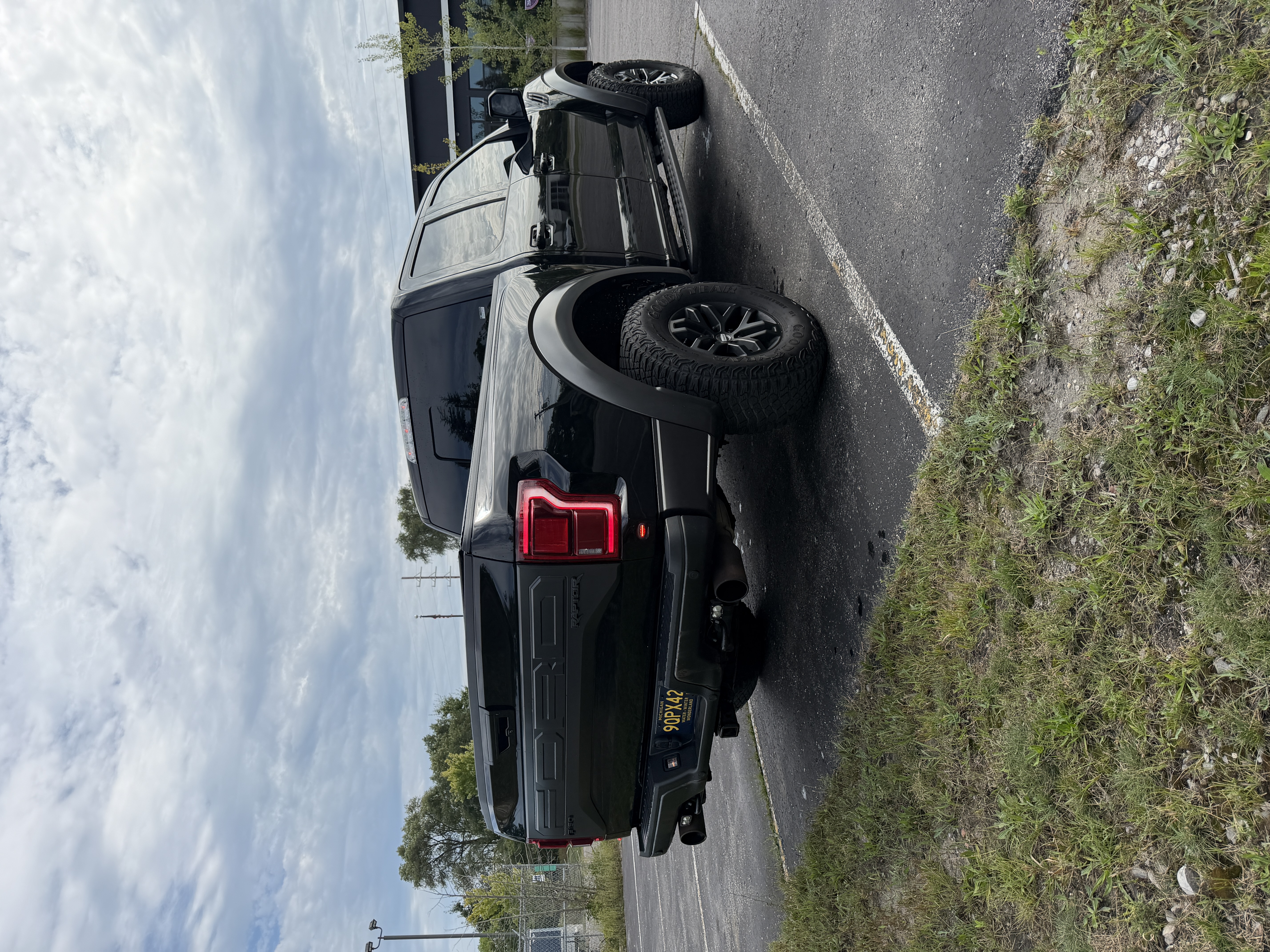 Used 2017 Ford F150 Raptor w/ Equipment Group 802A Luxury AWD/4WD image 4