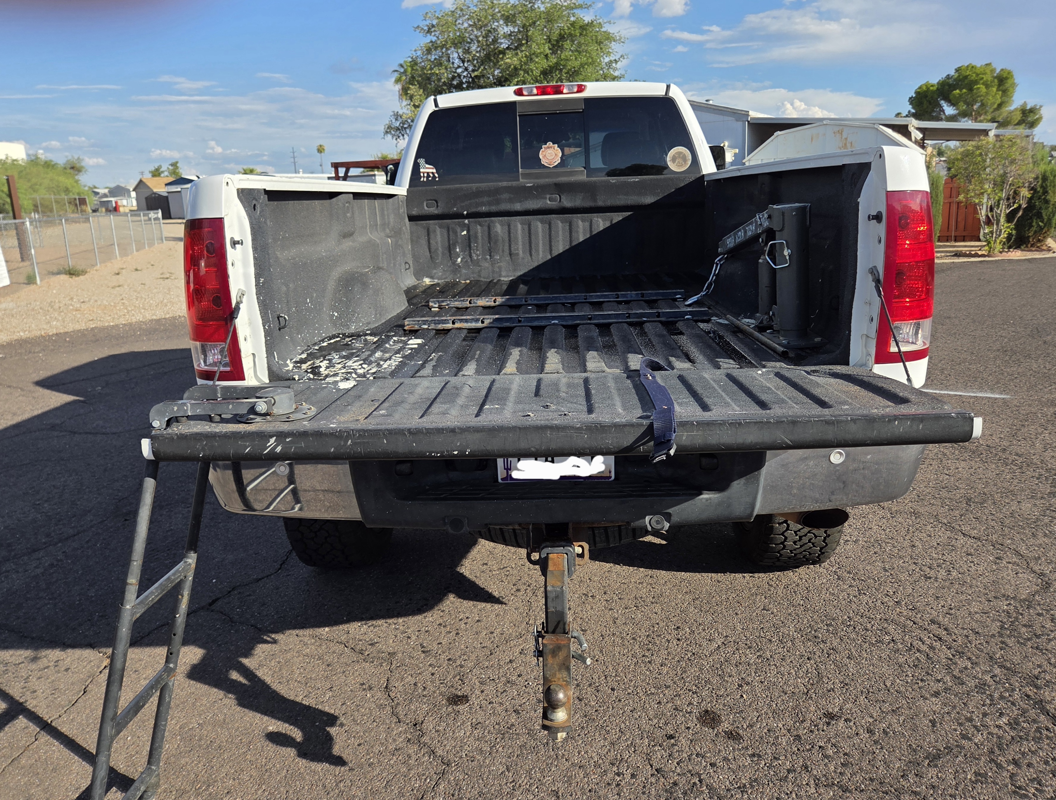 Used 2008 GMC Sierra 2500 SLT w/ Z71 Off-Road Package AWD/4WD image 11