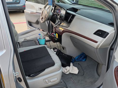 Used 2013 Toyota Sienna XLE w/ Entertainment Pkg image 17