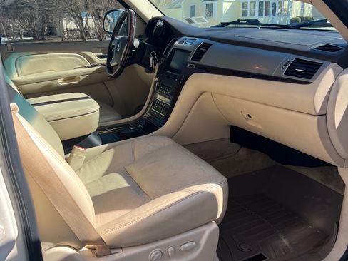 Used 2007 Cadillac Escalade AWD w/ Information Package image 6