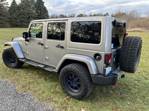 Used 2016 Jeep Wrangler Unlimited Sahara w/ Connectivity Group image 4
