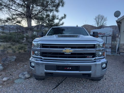 Used 2019 Chevrolet Silverado 2500 LT image 2