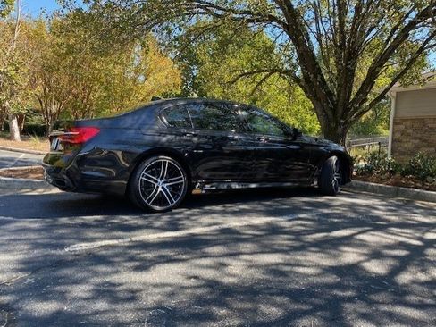 Used 2017 BMW 750i xDrive image 9